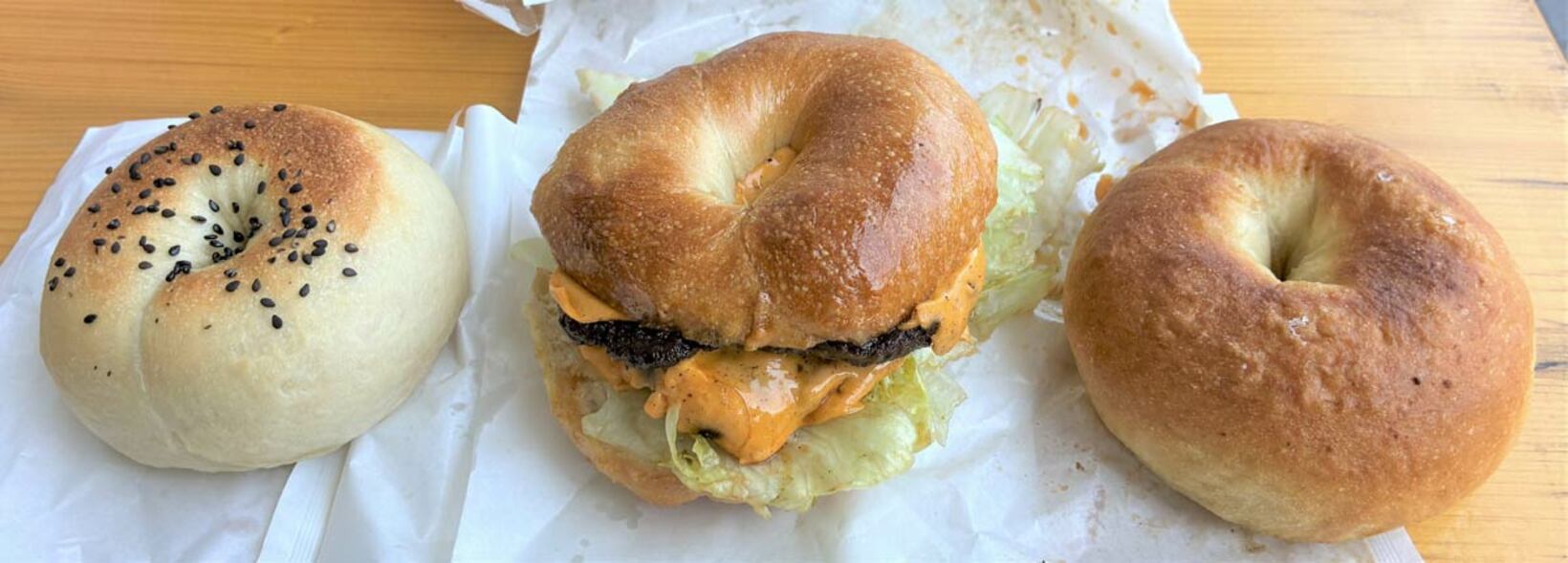 （右から）塩バターベーグル、Ｗチーズバーガー、あんこバターベーグル