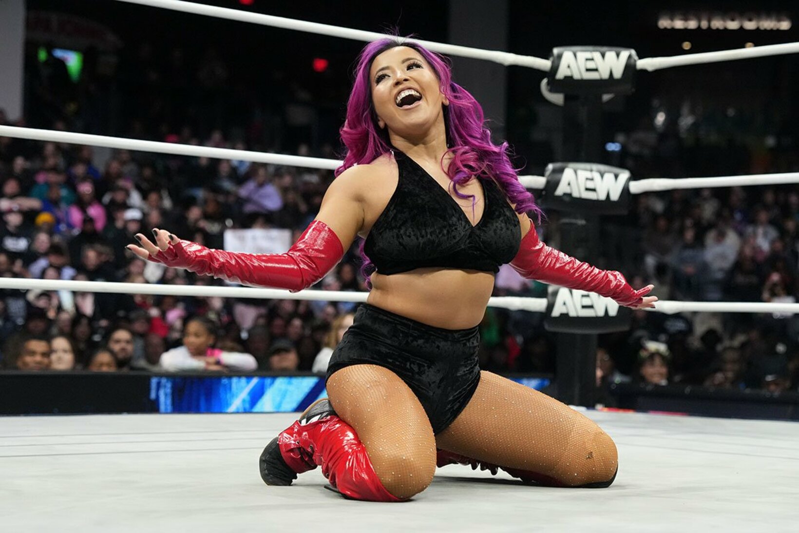 得意の胸振りパフォーマンスを見せる白川未奈(©All Elite Wrestling）