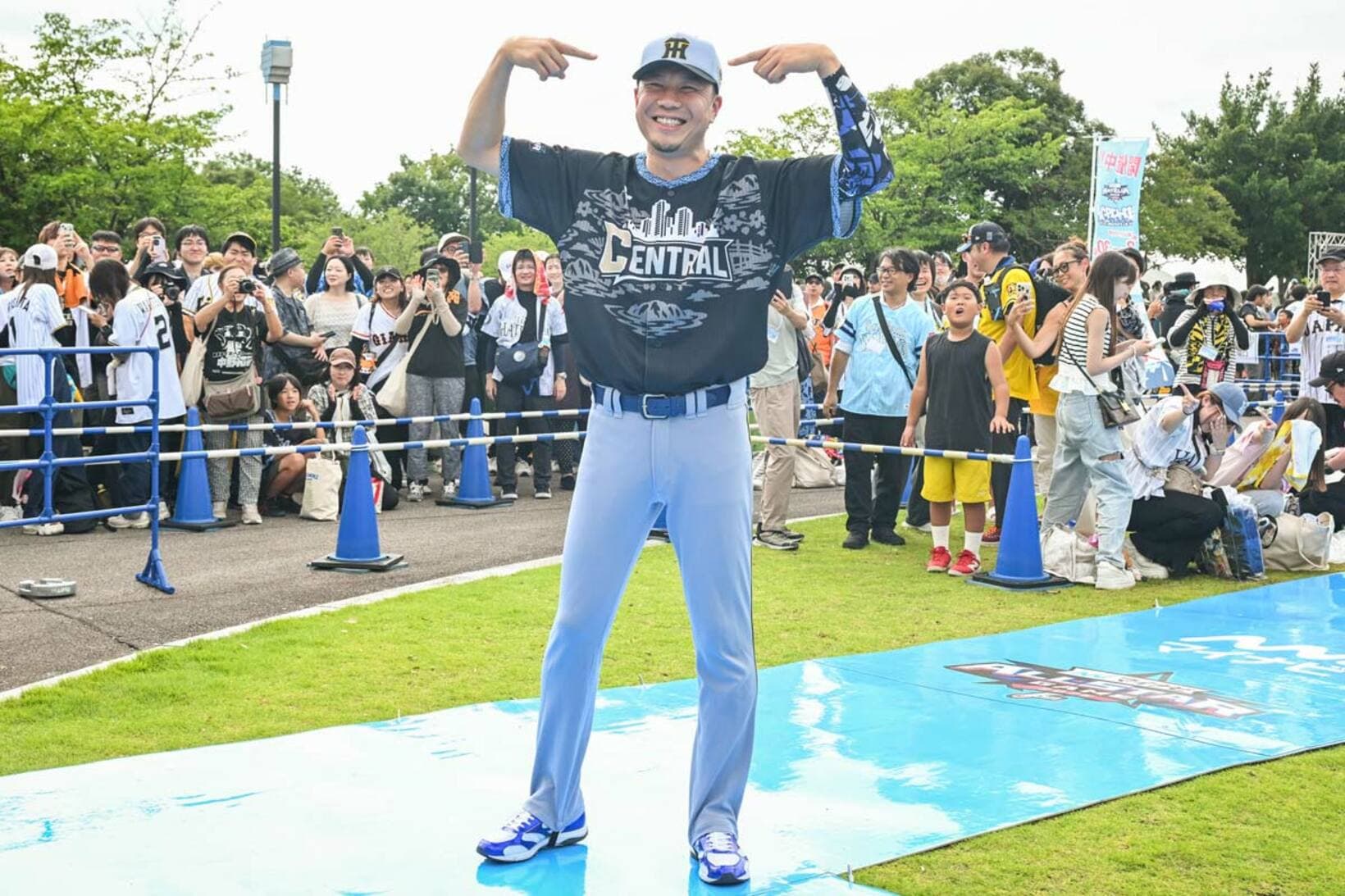 阪神のユニホームを着て登場した大野雄大