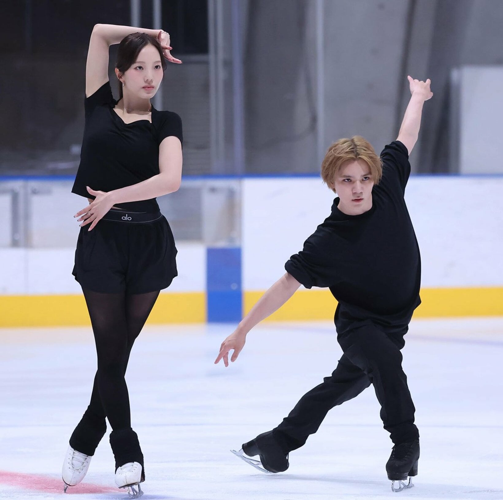 ポーズを決める宇野昌磨(右)と本田真凜