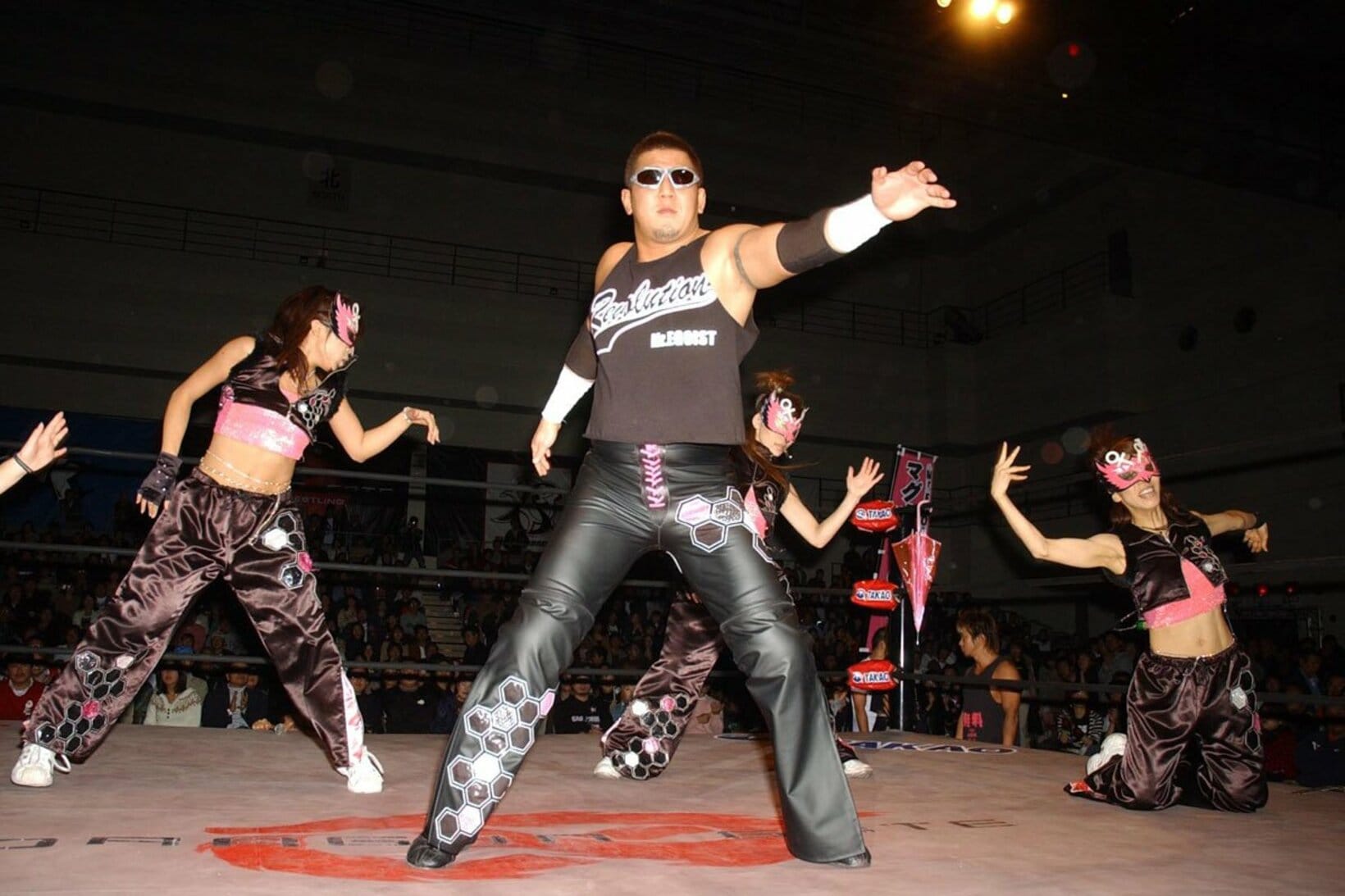 踊りながら入場するマグナム