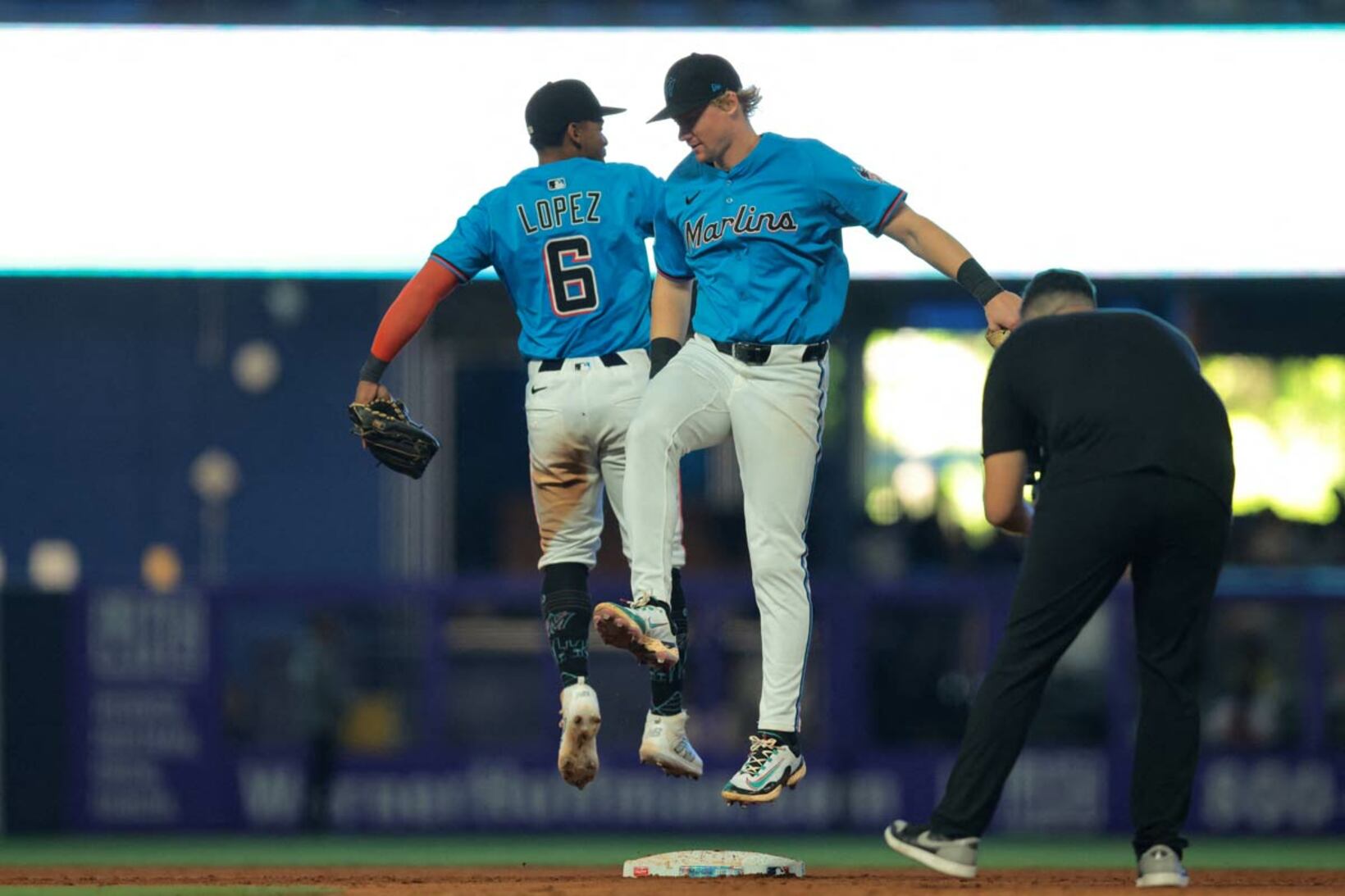 ３連勝を飾ったマーリンズのロペスとストワーズはウッキウキだ（ロイター＝IMAGN IMAGES）