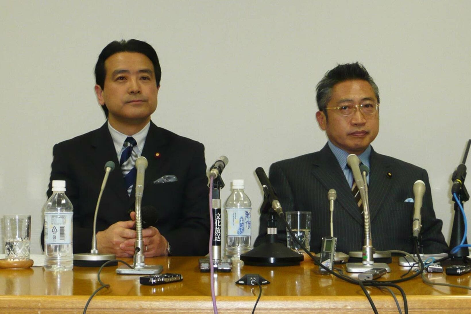 江田憲司氏（左）と渡辺喜美氏（２００９年）