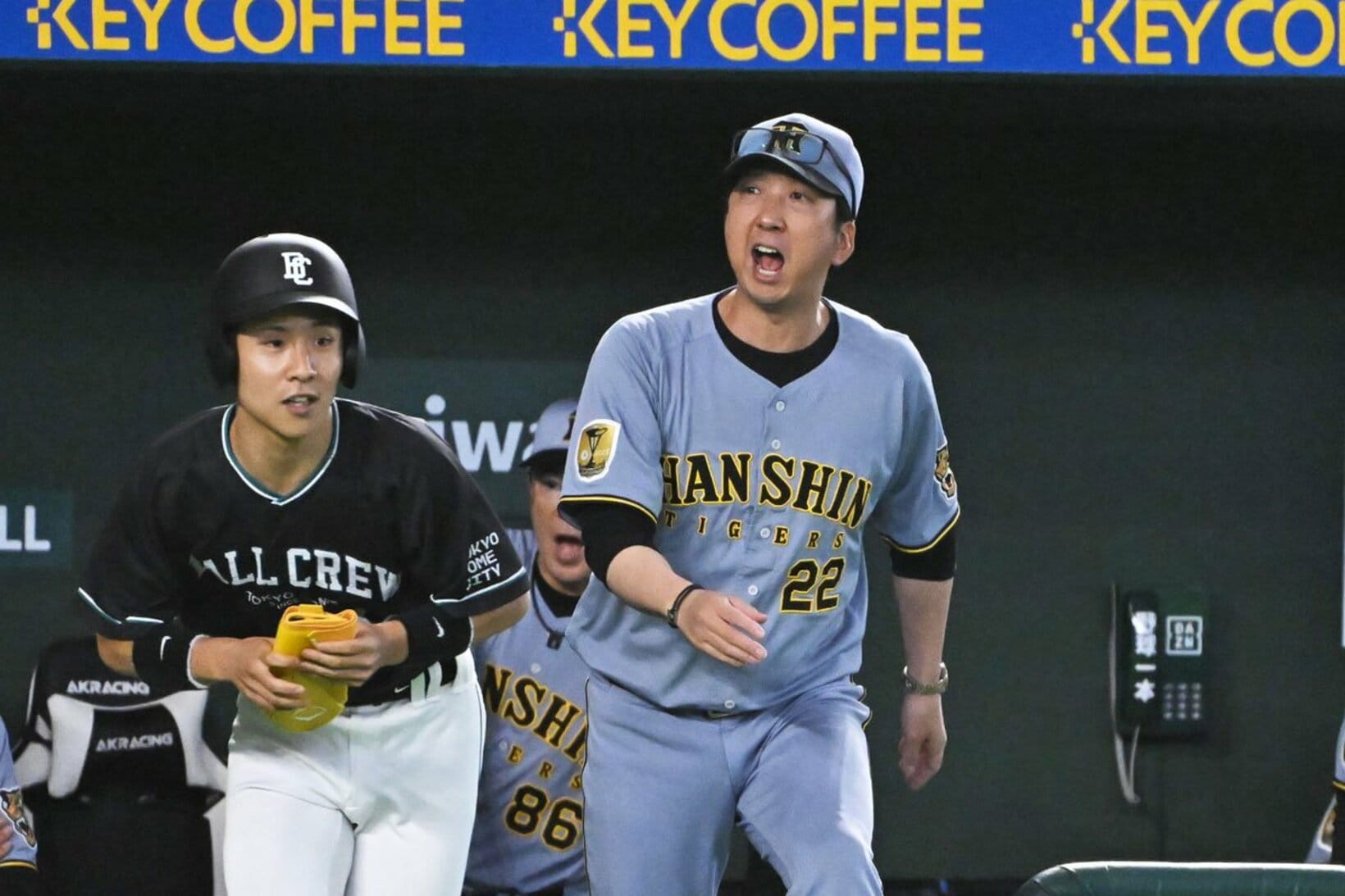 怒りの表情でベンチを飛び出す藤川監督