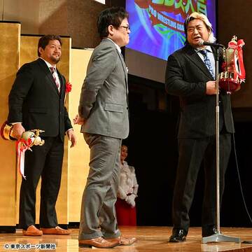  本紙・酒井社長（中）から表彰される最優秀タッグチームの諏訪魔（右）と石川