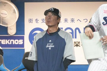 ベンチで浮かぬ表情のヤクルト・高津監督