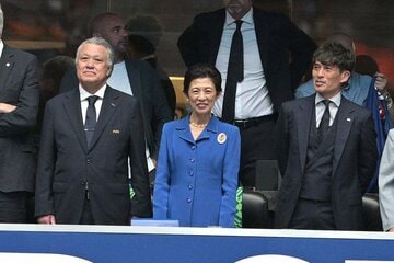試合を観戦する田嶋幸三名誉会長、高円宮妃久子さま、宮本恒靖会長（左から）