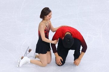 SP演技後、肩を落とす木原龍一（右）に声をかける三浦璃来