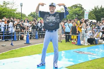 阪神のユニホームを着て登場した大野雄大