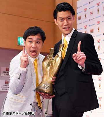  優勝会見に臨んだ霜降り明星のせいや（左）と粗品