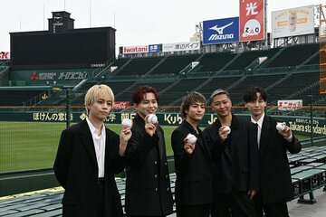 甲子園球場で取材に応じた「Ｄａ―ｉＣＥ」（岩岡徹、花村想太、和田颯、大野雄大、工藤大輝）