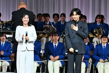 TEAM JAPAN壮行会に出席した石川佳純さん(左)と、テーマソングを披露した中島健人