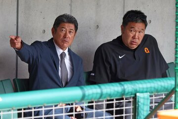 ジャイアンツ球場を訪れた新二軍監督の石井琢朗氏(左)と西山スコアラー
