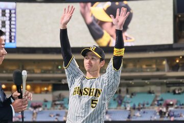 ヒーローインタビューを受ける阪神・近本光司