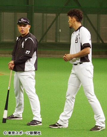 谷繁監督（左）と話をする藤井
