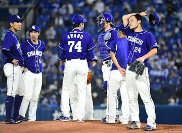  6回につかまり、悔しそうに汗をぬぐう福谷（右）