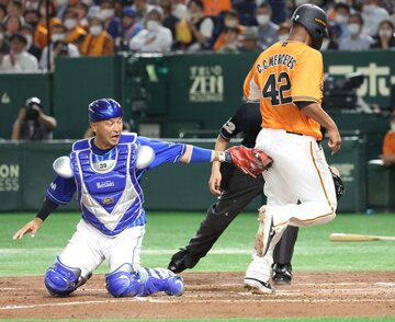  ２回、タッチアップを狙うもアウトになるメルセデス（東スポWeb）