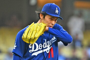 マウンドで汗をぬぐう佐々木朗希