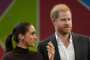 メーガン妃（左）とヘンリー王子（ロイター）