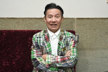 取材に応じたオモロ―山下