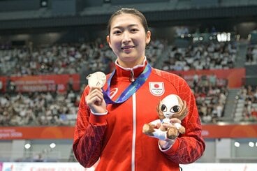 銅メダルを手にする池江璃花子