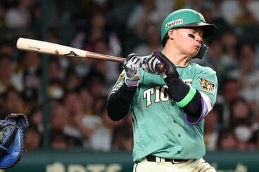 ５回、避けにいったが死球を受けてしまった阪神・森下翔太　