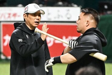 シーズンで最重要となる局面で、小久保監督(左)から力を求められたソフトバンク・山川穂高