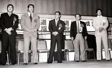 壇上に立つ(左から)坂口、猪木、水谷会長、新間氏、藤波(1982年2月、名古屋の名鉄グランドホテル)