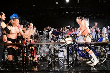 バラモンコジ(右)はドラマティックドリーム号を乗りこなせず、高木三四郎への突撃を水で阻止されてしまう