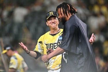 試合後、ドリス(手前)を笑顔でねぎらう阪神・藤川監督