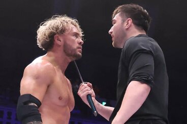 ウィル・オスプレイ(左)に刀を突きつけるカラム・ニューマン