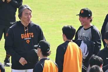 松井秀喜監督（左）と坂本勇人