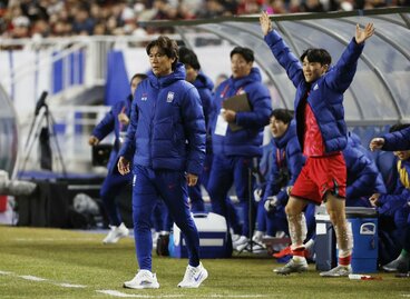 厳しい表情で試合を見つめる洪明甫監督（ロイター）