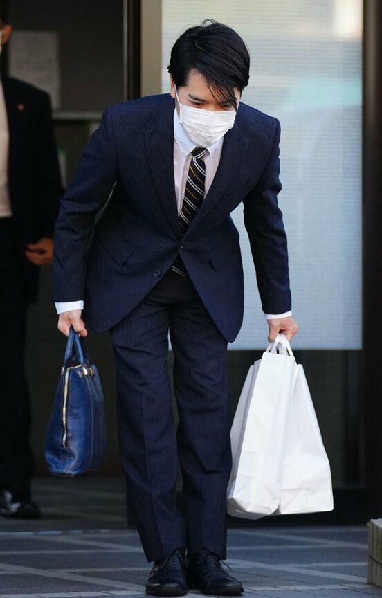  出発前に頭を下げた小室さん（代表撮影）