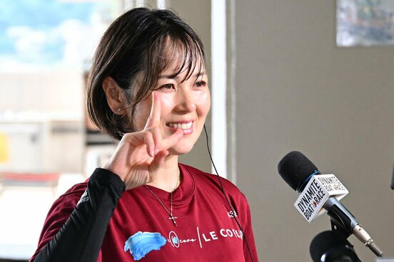 優勝戦進出を決め、インタビューでVサインの平山智加