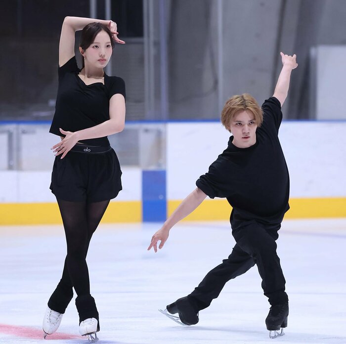 ポーズを決める宇野昌磨(右)と本田真凜