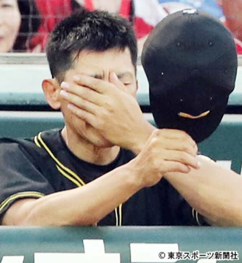  ベンチで顔を覆う矢野監督