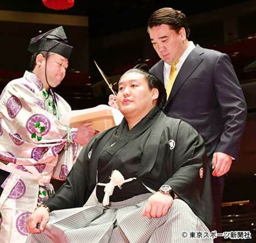  貴ノ岩（前）の断髪式に出席した元横綱日馬富士