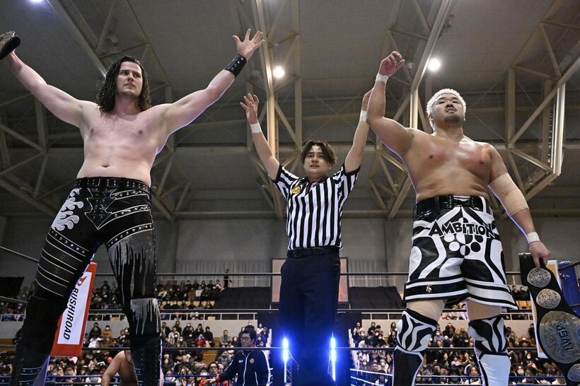 初対決となったウルフアロンを酷評したOSKAR(左)と、相棒のYuto-Ice