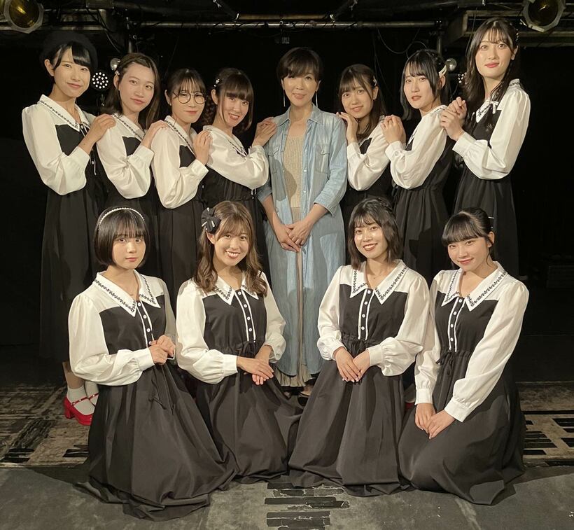 〝お母さん〟岡本真夜と１１人のmilk&honeyのメンバー