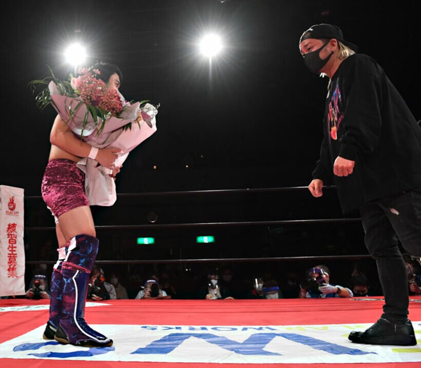  １７５Ｒ・ＳＨＯＧＯ(右)は長男の今井礼夢に花束を贈った