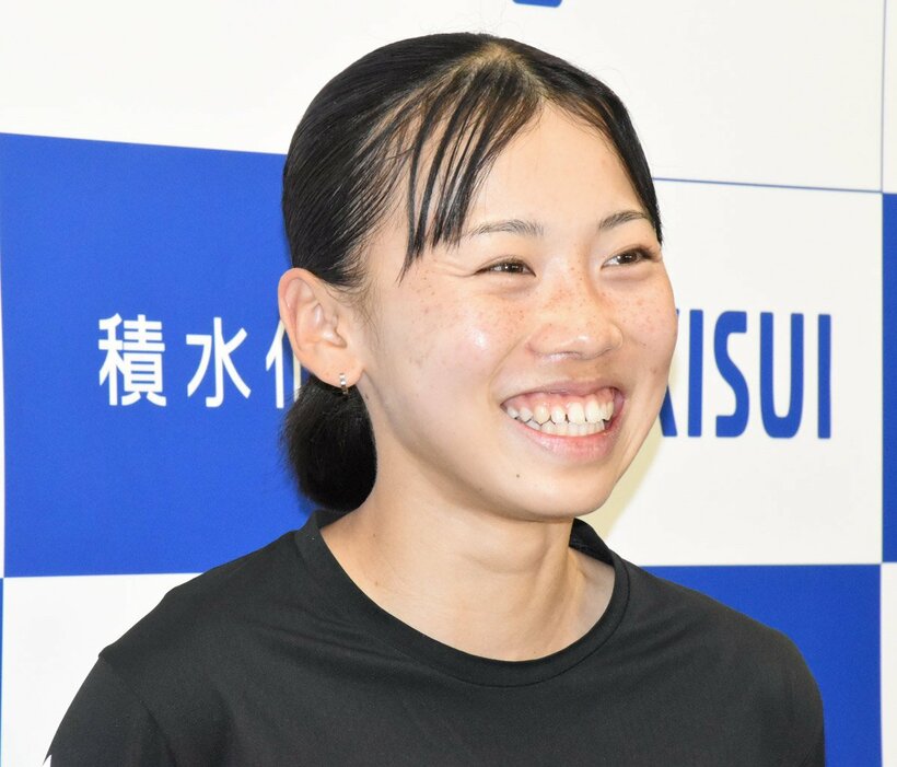 笑顔でピアスを見せる久保凛