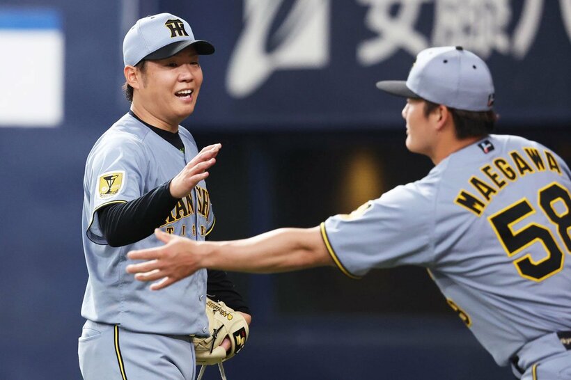 敗れたものの、試合はつくった阪神・西勇輝(左)