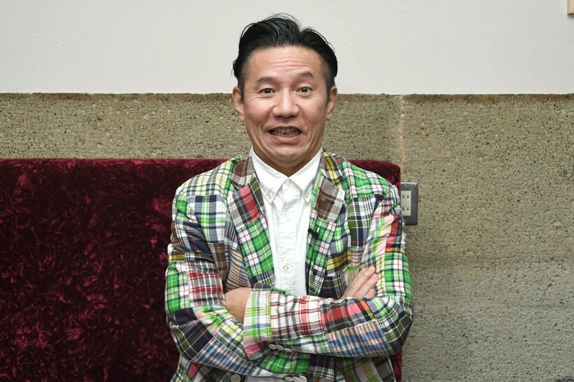 取材に応じたオモロ―山下
