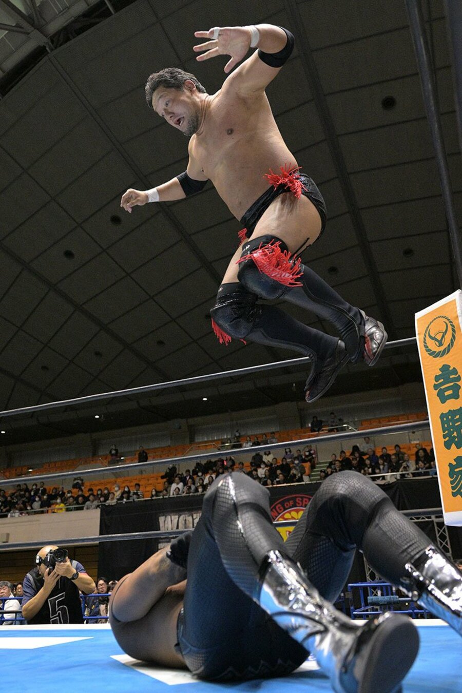 ドリラ・モロニー(下)にダイビング・ニードロップを放つ石川修司