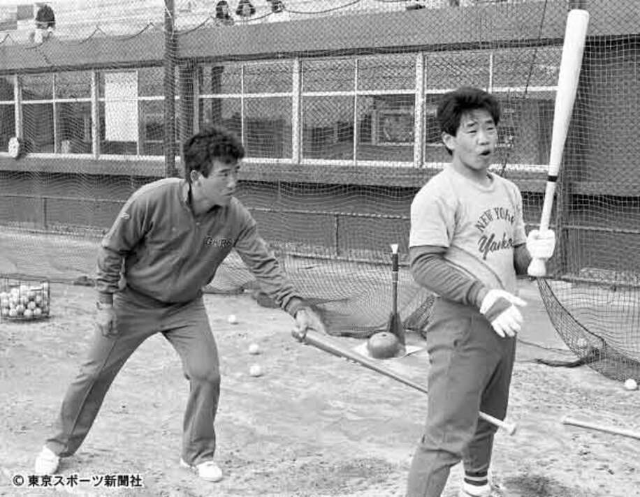  両打ちに転向した正田は内田コーチ（左）に徹底指導された