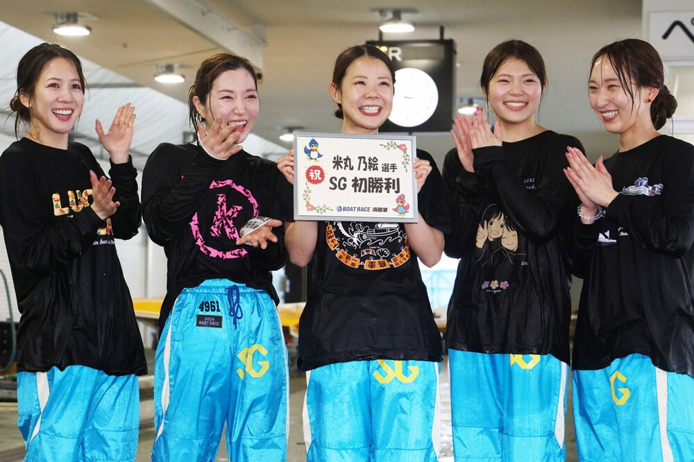 左から實森美祐、西橋奈未、米丸乃絵、井上遥妃　高憧四季