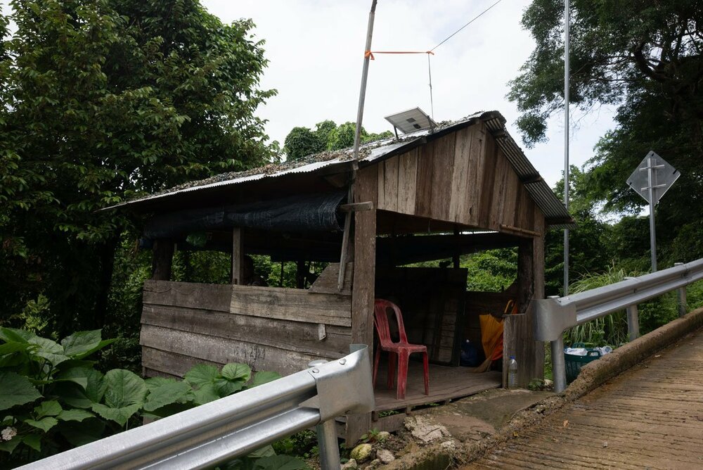 プレアビヒア寺院周辺の道路にはたくさんカンボジア兵士の詰め所がある（撮影＝郡山総一郎氏）