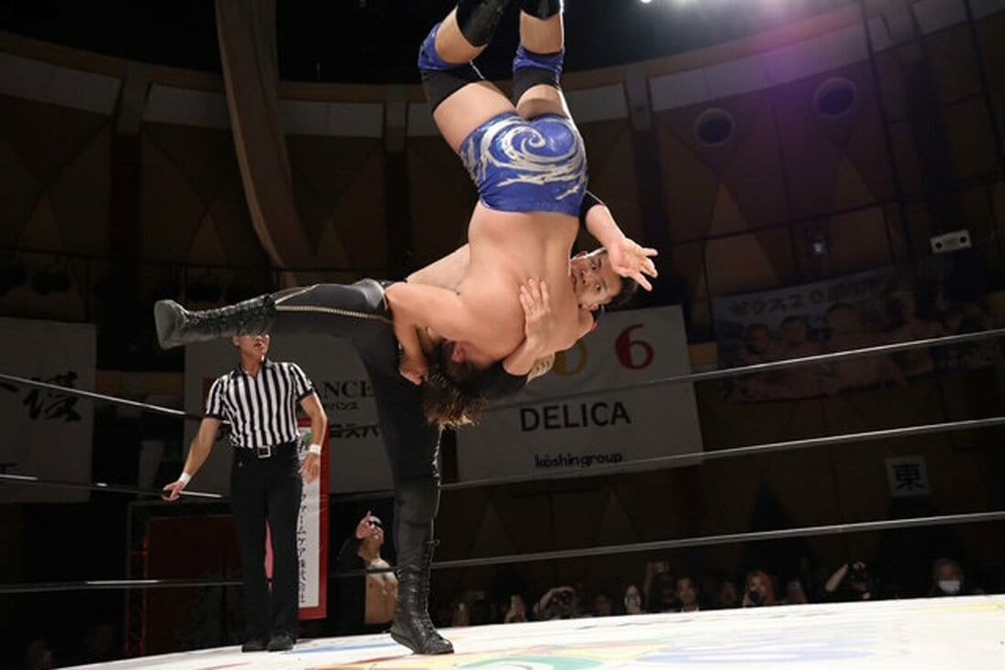 佐野蒼嵐(手前)をジャックハマーで下し、記念試合を白星で飾ったゼウス