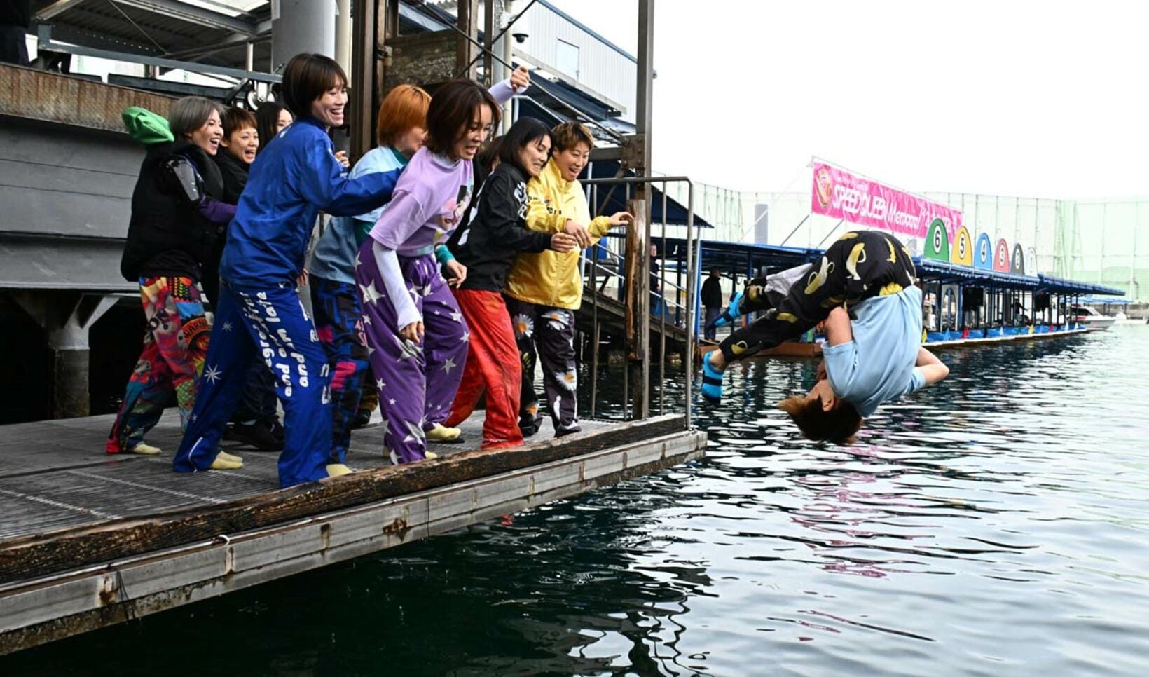 Ｇ１初勝利をあげ水神祭で水面に落とされる寺島美里